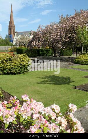 Girvan Orchard Park Spring, Ayrshire, Schottland, Großbritannien . Orchard Gardens sind wunderschöne Gärten mit krautigen Rändern, formellen Teich und formalen Blumenbeeten, die immer voller Farbe sind die umgebende Wand bietet Schutz vor der Küstenbrise, während die Sonne immer einen Weg in! Das macht den Garten zum perfekten Ort zum Ausruhen, Lesen oder einfach nur die Wärme der Sonne genießen. Stockfoto