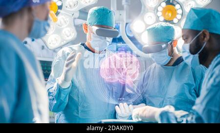 Chirurgen führen Gehirnchirurgie mit Augmented Reality, animierte 3D Gehirn. High Tech Technologally Advanced Hospital. Futuristisches Design. Stockfoto