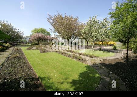 Girvan Orchard Park Spring, Ayrshire, Schottland, Großbritannien . Orchard Gardens sind wunderschöne Gärten mit krautigen Rändern, formellen Teich und formalen Blumenbeeten, die immer voller Farbe sind die umgebende Wand bietet Schutz vor der Küstenbrise, während die Sonne immer einen Weg in! Das macht den Garten zum perfekten Ort zum Ausruhen, Lesen oder einfach nur die Wärme der Sonne genießen. Stockfoto