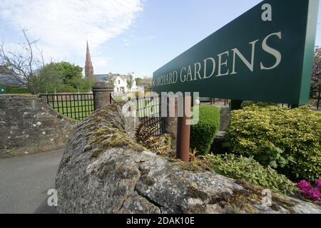 Girvan Orchard Park Spring, Ayrshire, Schottland, Großbritannien . Orchard Gardens sind wunderschöne Gärten mit krautigen Rändern, formellen Teich und formalen Blumenbeeten, die immer voller Farbe sind die umgebende Wand bietet Schutz vor der Küstenbrise, während die Sonne immer einen Weg in! Das macht den Garten zum perfekten Ort zum Ausruhen, Lesen oder einfach nur die Wärme der Sonne genießen. Stockfoto