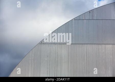 TSCHERNOBYL, UKRAINE - 28. November 2016: Kernkraftwerk Tschernobyl. Tschernobyl Reaktor Nummer 4 Enge. Bogen über dem Objekt Shelter ist der größte Stockfoto