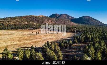 Drohnenansicht der Sonnenuntergangs-Kraterumgebung in Flagstaff Arizona Stockfoto