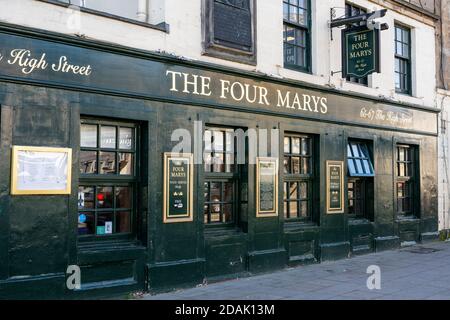 The Four Marys Pub an der High Street in der historischen Stadt Linlithgow in West Lothian, Schottland, Großbritannien Stockfoto