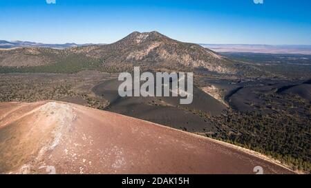 Drohnenansicht des Sunset Crater und der Umgebung in Coconino County Arizona Stockfoto