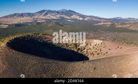 Drohnenansicht des Sunset Crater und der Umgebung in Coconino County Arizona Stockfoto