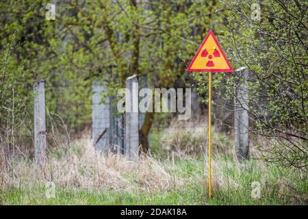Ionisierende Strahlung Schild in der Nähe von Tschernobyl Zone der Entfremdung, Ukraine Stockfoto
