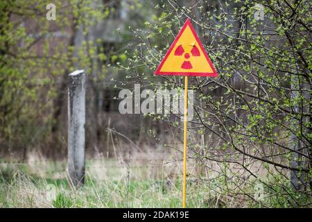 Ionisierende Strahlung Schild in der Nähe von Tschernobyl Zone der Entfremdung, Ukraine Stockfoto