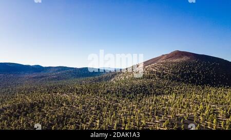 Drohnenansicht des Sunset Crater und der Umgebung in Coconino County Arizona Stockfoto