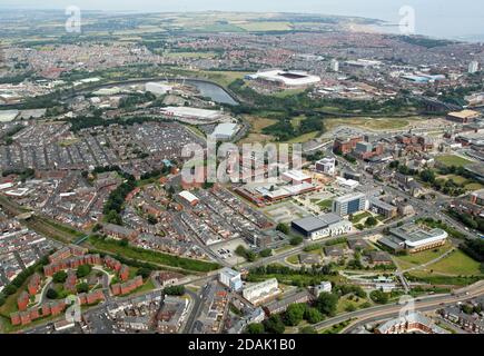 Luftaufnahme der Universität von Sunderland, City Campus, Blick nach Norden in Richtung Stadion des Lichts und die Küste dahinter Stockfoto