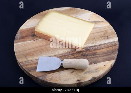 schweizer Gruyere Kuhkäse als Delikatesse Gourmet-Essen Stockfoto