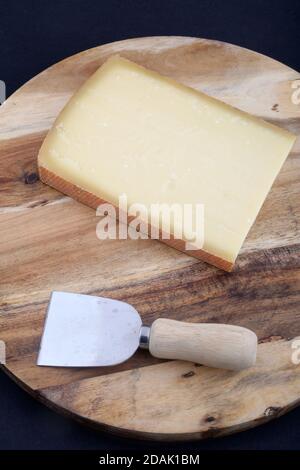 schweizer Gruyere Kuhkäse als Delikatesse Gourmet-Essen Stockfoto