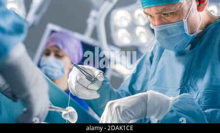 Nahaufnahme der Nahtwunde des professionellen Chirurgen nach erfolgreicher Operation. Im Hintergrund moderner Krankenhaus Operationsraum. Stockfoto