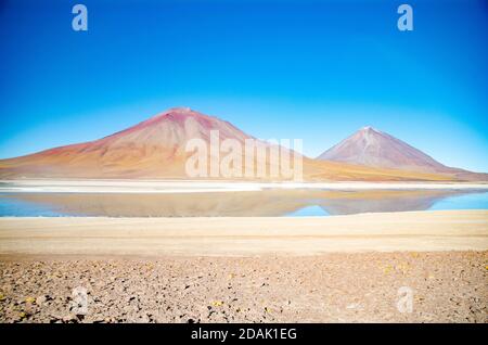 Wunderschöne Lagune in Salar de Uyuni, Bolivien. Ein Paradies für Wildtiere wie Lamas, Alpakas und Flamingos Stockfoto