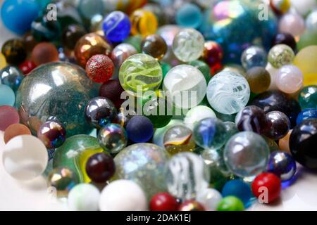 Farbige Glasmarmeln in einer Schüssel, in natürlichem Licht. Stockfoto