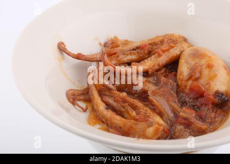 oktopus gekocht mit Zwiebeln und weißem Reis Seite Stockfoto