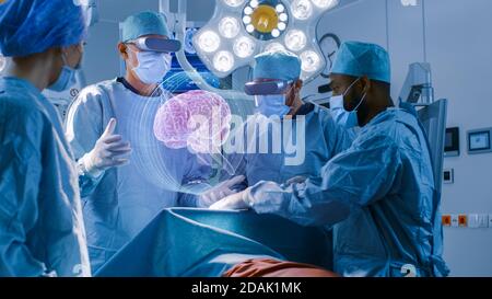 Chirurgen mit Augmented Reality Brillen führen Gehirnchirurgie mit Hilfe von animierten 3D-Gehirnmodell durch, mit Gesten. Hightech-Technologie Stockfoto