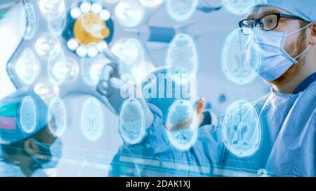 Nahaufnahme des Chirurgen mit transparentem Augmented Reallity-Bildschirm zum Anschauen und Wischen von Hirnscans während der Operation. Futuristische Chirurgie. Stockfoto