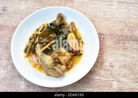 Gedünstetes, würziges Hühnerschenkel und -Bein mit Kräutern und Chili Auf blass Stockfoto