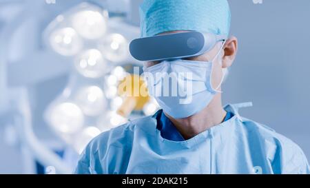 Im Operationssaal des Krankenhauses trägt der professionelle Chirurg eine Virtual Reality Brille. Stockfoto