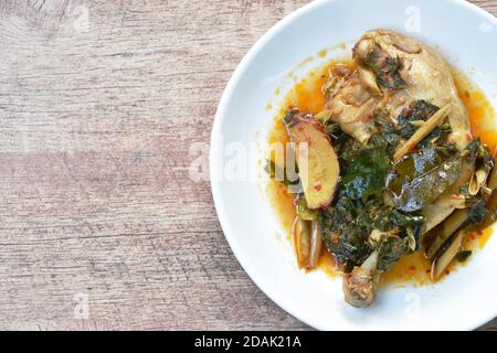 Gedünstetes, würziges Hühnerschenkel und -Bein mit Kräutern und Chili Auf blass Stockfoto