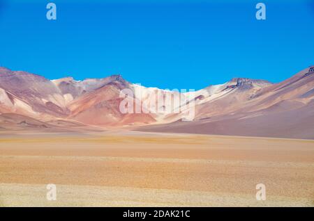 Salar de Uyuni - Berge und Geysire dampfend in vulkanischen Landschaften Stockfoto