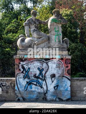 Steinskulpturen von Triton & Nymph auf der Carl-Zuckmayer Fußgängerzone Brücke, die den Rudolphe-Wilde Park in Tempelhof-Schöneberg, Berlin, überquert Stockfoto