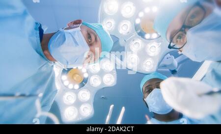 Low Angle Shot POV Patientenansicht: Zwei professionelle Chirurgen mit chirurgischen Instrumenten Beginn der Operation. Stockfoto