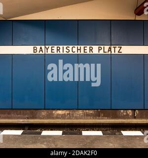 Bayerischer Platz U-Bahnhof Inneneinrichtung, blaue Wand, Namensschild in Berlin Schöneberg. Es bedient U4- und U7-Linien des BVG-Nahverkehrsnetzes. Stockfoto