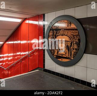 U-Bahnhof Bayerischer Platz im Inneren in Berlin Schöneberg. Der U-Bahnhof Bayerischer Platz bedient die Linien U4 und U7 Stockfoto