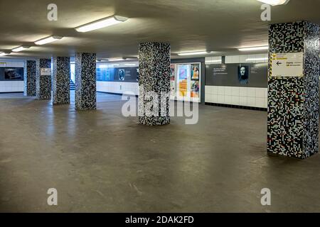 U-Bahnhof Bayerischer Platz im Inneren in Berlin Schöneberg. Der U-Bahnhof Bayerischer Platz bedient die Linien U4 und U7 Stockfoto