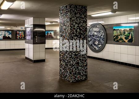 U-Bahnhof Bayerischer Platz im Inneren in Berlin Schöneberg. Der U-Bahnhof Bayerischer Platz bedient die Linien U4 und U7 Stockfoto