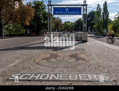 U Rathaus Schöneberg Eingang, Berlin. Die U-Bahn-Station bedient die Linie U4. Es hat eine ungewöhnliche Brücke-ähnliche Struktur Stockfoto