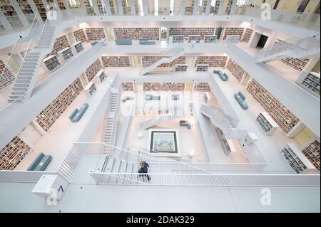 13. November 2020, Baden-Württemberg, Stuttgart: Ein Mitarbeiter spaziert durch die Stadtbibliothek Stuttgart am Mailänder Platz. Die Bibliothek ist meist für Besucher geschlossen - ein kleiner Bereich des Erdgeschosses kann nur für das Sammeln von Medien betreten werden. (To dpa 'wie Bibliotheken mit Corona-Einschränkungen umgehen') Foto: Sebastian Gollnow/dpa Stockfoto