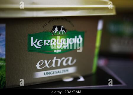 Viersen, Deutschland - 2. Mai. 2020: Nahaufnahme der isolierten irischen Kerrygold extra Margarine Box Stockfoto