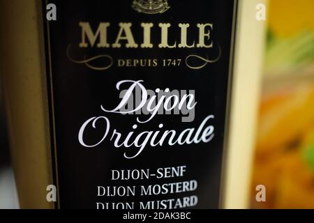 Viersen, Deutschland - 2. Mai. 2020: Nahaufnahme des Senfflaschenlabels Maille dijon originale Stockfoto