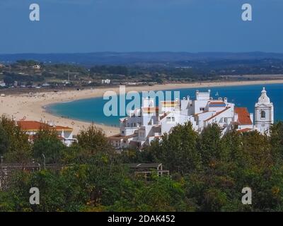 Die Schönheit Portugals - schöner Strand meia praia in Lagos mit der Stadtkirche davor Stockfoto