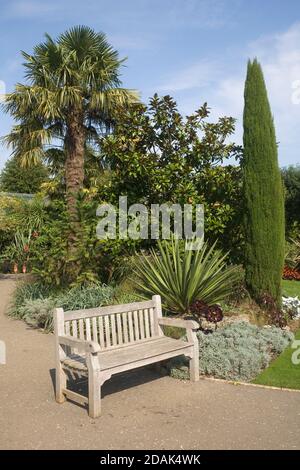 Bank und Sträucher im ummauerten Garten bei Bradwell Grove, jetzt Cotswold Wildpark Stockfoto