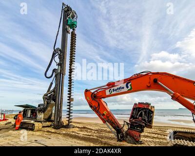 Bournemouth, Großbritannien. Freitag, 13. November 2020. Schwerlastgräber arbeiten daran, die hölzernen Groynes am Bournemouth Strand zu ersetzen. Dieser Prozess, der alle 25 Jahre durchgeführt wird, trägt dazu bei, den Strand an seinem Platz zu halten. Kredit: Thomas Faull/Alamy Live Nachrichten Stockfoto