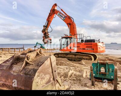 Bournemouth, Großbritannien. Freitag, 13. November 2020. Schwerlastgräber arbeiten daran, die hölzernen Groynes am Bournemouth Strand zu ersetzen. Dieser Prozess, der alle 25 Jahre durchgeführt wird, trägt dazu bei, den Strand an seinem Platz zu halten. Kredit: Thomas Faull/Alamy Live Nachrichten Stockfoto