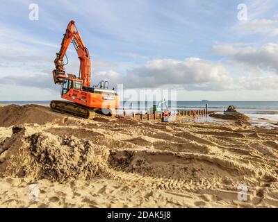 Bournemouth, Großbritannien. Freitag, 13. November 2020. Schwerlastgräber arbeiten daran, die hölzernen Groynes am Bournemouth Strand zu ersetzen. Dieser Prozess, der alle 25 Jahre durchgeführt wird, trägt dazu bei, den Strand an seinem Platz zu halten. Kredit: Thomas Faull/Alamy Live Nachrichten Stockfoto