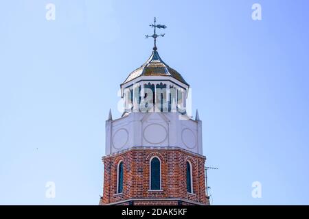 Der Uhrenturm, Burnham auf Crouch, Essex - gegen einen blauen Himmel. Stockfoto