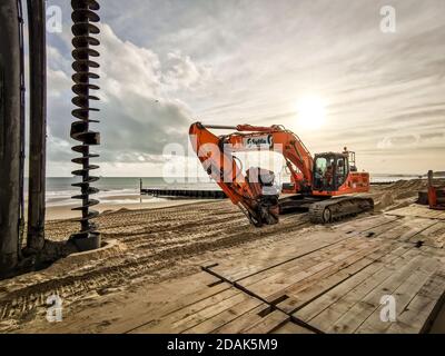 Bournemouth, Großbritannien. Freitag, 13. November 2020. Schwerlastgräber arbeiten daran, die hölzernen Groynes am Bournemouth Strand zu ersetzen. Dieser Prozess, der alle 25 Jahre durchgeführt wird, trägt dazu bei, den Strand an seinem Platz zu halten. Kredit: Thomas Faull/Alamy Live Nachrichten Stockfoto