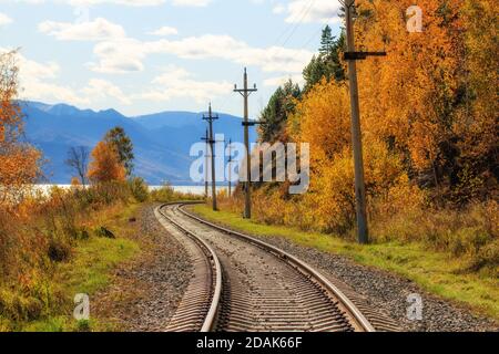 Eisenbahnschienen Herbstlandschaft, baikalsee russland Stockfoto