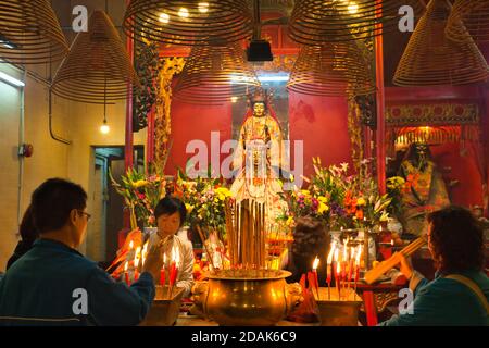 Im man Mo Tempel, im Zentrum von Hongkong, China, bringen die Menschen den Göttern Opfer Stockfoto