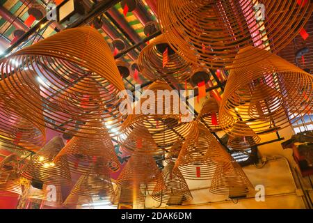 Sehr große Räucherstäbchen hängen von der Decke im chinesischen Tempel man Mo im Zentrum von Hongkong, China Stockfoto