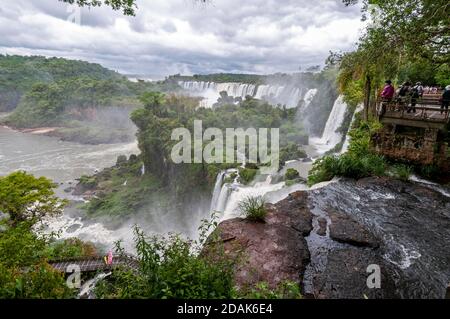 Bossetti Wasserfall und Adam & Eva Wasserfälle in der Ferne, auf dem Upper Trail, Teil der Iguazu Wasserfälle im Iguazu Nationalpark auf der Ar Stockfoto