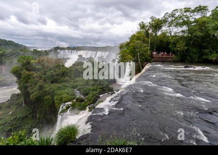 Bossetti Wasserfall und Adam & Eva Wasserfälle in der Ferne, auf dem Upper Trail, Teil der Iguazu Wasserfälle im Iguazu Nationalpark auf der Ar Stockfoto