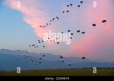 Pordenone, Italien. November 2020. Fallschirmjäger der US-Armee mit der 173. Luftbrigade und Fallschirmjäger mit dem 4. Alpini-Regiment der italienischen Armee führen am 12. November 2020 Flugoperation in Pordenone, Italien, durch. Kredit: Davide Dalla Massara/U.S. Army Foto/Alamy Live Nachrichten Stockfoto