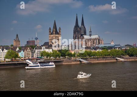 Landschaftlich reizvolle Aussicht auf Köln vom Rhein aus mit dem Kölner Dom direkt in der Ferne, Deutschland Stockfoto