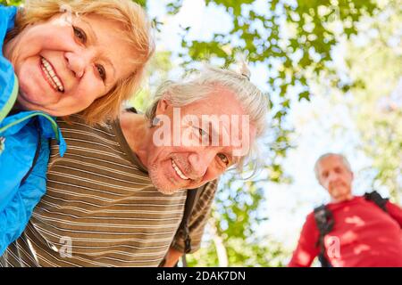 Glückliches Rentnerpaar auf einer Wanderung in der Natur Sommer Stockfoto